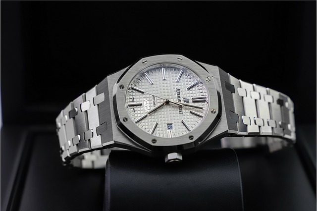 hodinky Rolex ve stříbrné barvě