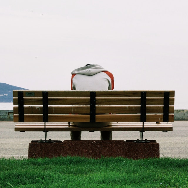 osamělý hoch na lavičce