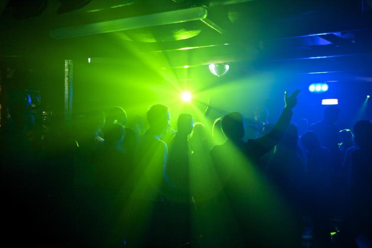 párty v klubu, zelené světlo, více lidí, baví se